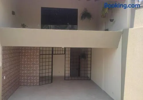 Casa Agradável, Arejada, Espaçosa, Perto de Tudo - Image 1