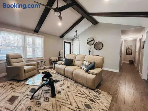 Modern Ranch 3 BDRM, sleeps 6 with HOT TUB - Image 1