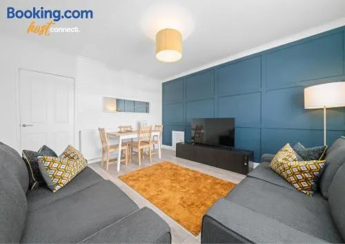 2 Bed Sleeps 4 with Private Parking in Airdrie - Image 1