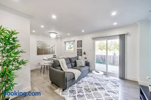 4BR Scarborough Gem, Freshly Renovated, 7 Car Parking - Image 1