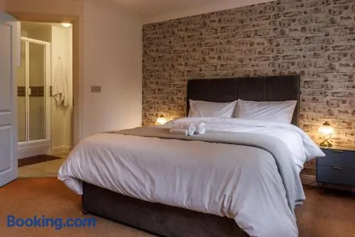 Spacious 4-Bedroom House in Aylesbury Ideal for Contractors Professionals or Larger Families - Image 1