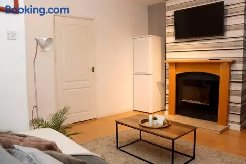 Entire 3 Bedroom Home Rotherham - Image 1