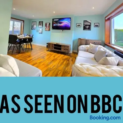 Super luxury 2 bedroom, full house sleep 5 with garden & parking close to airport - Image 1