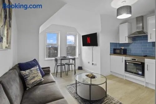 Modern Apartment I Self Check-in I Wi-Fi I Free Private Parking I Sleeps 3 - Image 1