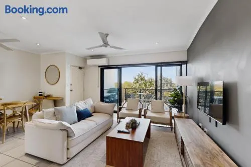 Peaceful 2-Bed Apartment with Private BBQ Balcony - Image 1