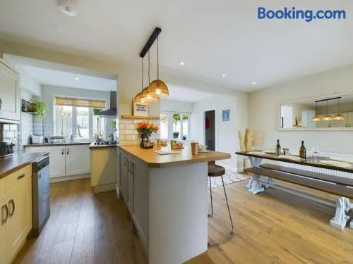 Stones Throw - stunning house, mins from beach and dogs welcome - Image 1