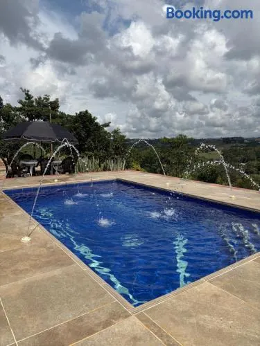 Cabaña familiar con piscina y una gran vista - Image 1