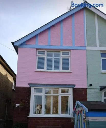 Charming pink house with perfect location - Image 1