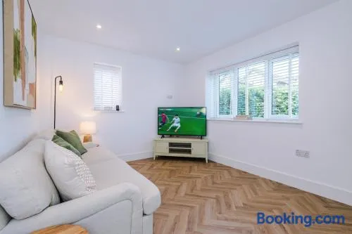Stylish New Build Near Wilmslow Sleeps 7 - Image 1