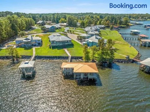 Lake Escape Paradise Premier fishing getaway - Image 1