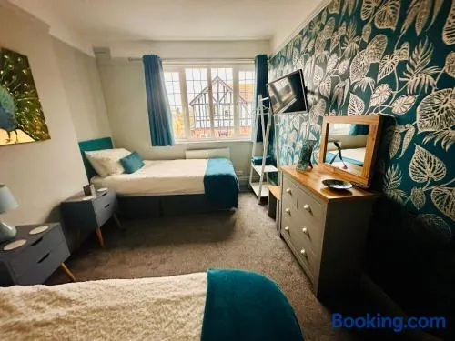 The Tudors Modern 3-Bed Home with Fast WiFi, Private Drive & Near Town Center - Image 1