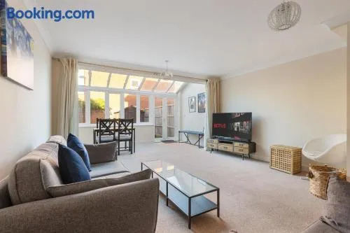 4Bed House Redhill Train Station - Image 1