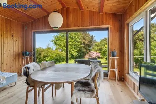 Romantic Retreat Close To The Beach - Image 1