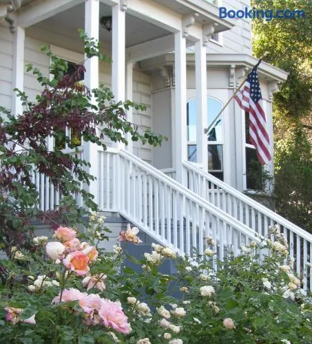 Yosemite Rose Bed and Breakfast - Image 1