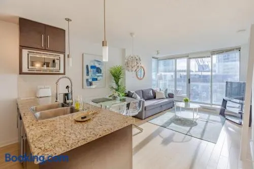 Downtown Suite with Parking, Pool, Gym - Image 1