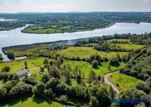 Lakeside retreat - Image 1