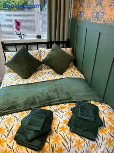 Cosy Studio Near Park and Town - Image 1