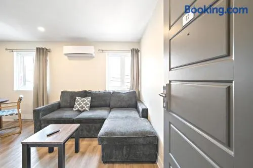 Cozy 3BDR in heart of plateau Montreal D - Image 1