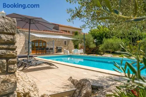 Villa totalmente attrezzata con barbecue, giardino e piscina | Vista sul giardino - Image 1