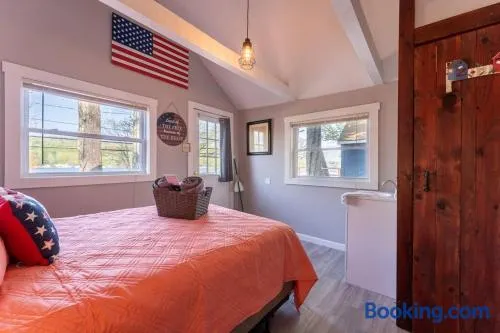 Adorable Cottage with stunning Lake Views - Image 1