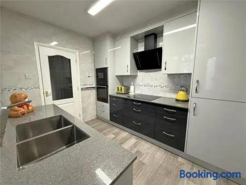 A beautiful stylish home in city centre - Image 1