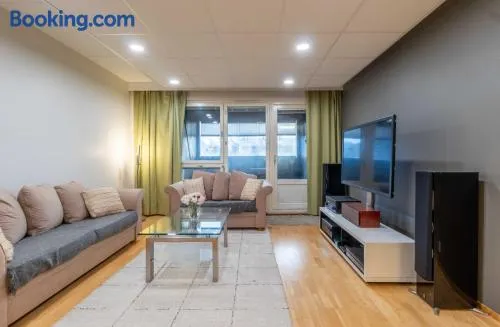 Good 3 rooms apartment with free parking & beds for 6! - Image 1
