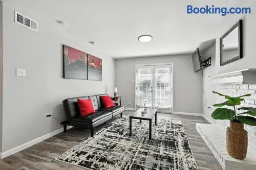 10 mins from downtown Dallas pool & gym - Image 1