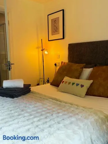 En-suite Double Room Park Royal with off-site Gym Access - Image 1