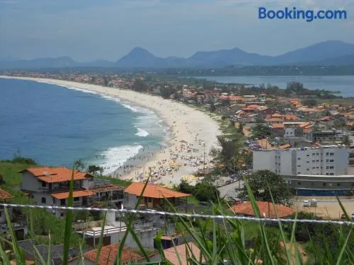 Apartamento 2 quartos 2 banheiros frente praia - Image 1