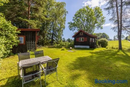 Koselig hytte på eget tun med varmtvanns utedusj - Image 1