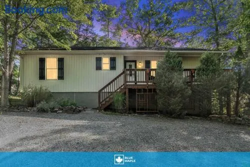 Cozy Retreat w Hot Tub Firepit & Grill near Bryce - Image 1
