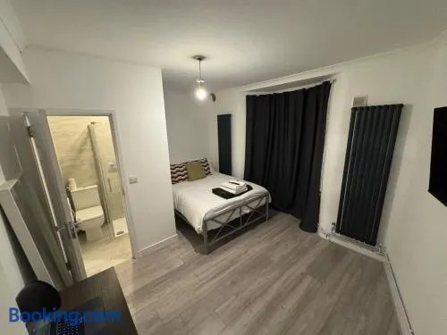 38LYW Room 1 - Large Ensuite Room - Stratford, London - Image 1