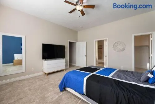 Modern 6 Bedroom with Tons of Games - Image 1