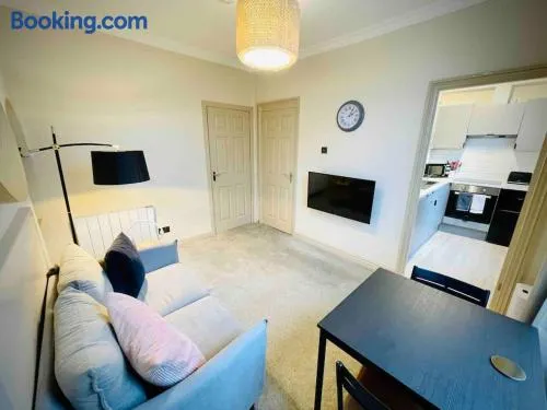 Newly refurbished, central apartment with permit parking - Image 1