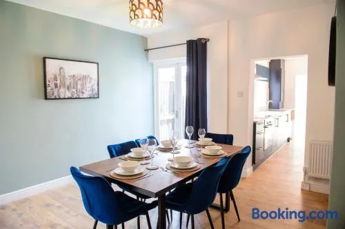 Stunning House - Sleeps 7 - 5 Mins walk to Lincoln High Street - Parking - Wifi - Image 1
