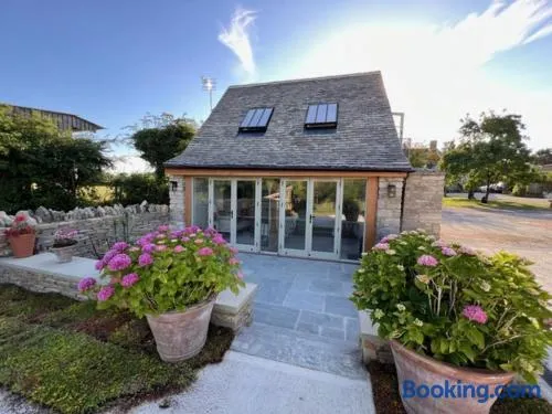 Idyllic secluded hideaway with countryside views on the edge of the Cotswolds - Image 1