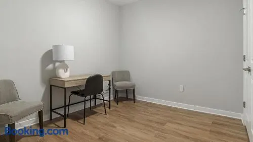 Landing at Foster on the Park - Studio in Downtown - Image 1