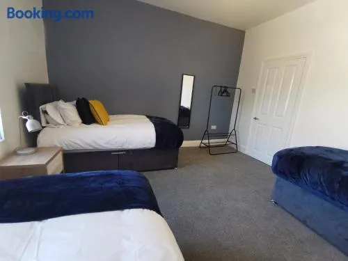 Comfy and Cozy 3 Bed house, free parking & Wifi - Image 1