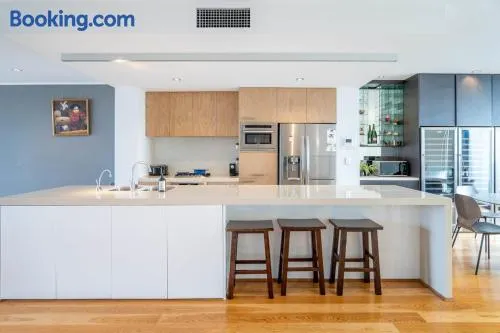 Lux Docklands District 3-level TH *FreeParking - Image 1