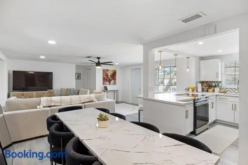 Red Door Siesta, Updated 4BR House with Hot Tub, 7 Min to Siesta! - Image 1