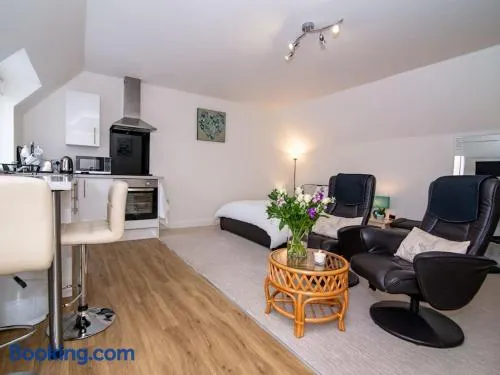 Modern Studio Apartment in Pershore with Free Parking - Image 1