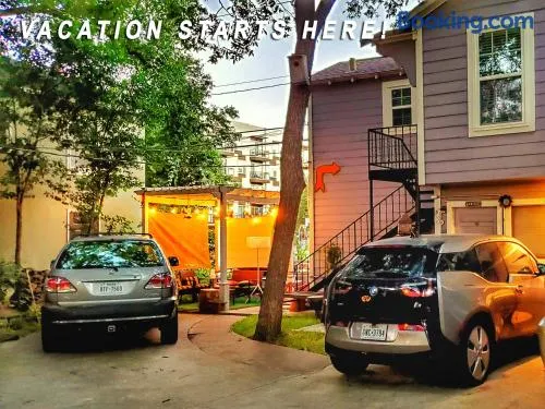 UT Moody Center Pecan Tree House - Downtown - Free Parking & WiFi - Image 1