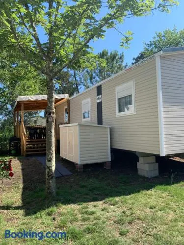 Envie d un break de paysages sauvages et de nature ce mobile home neuf tout confort climatise idealement situe au bord de l eau dans un camping 4 etoiles vous attend pour un week end quelques jours ou des vacances en famille - Image 1