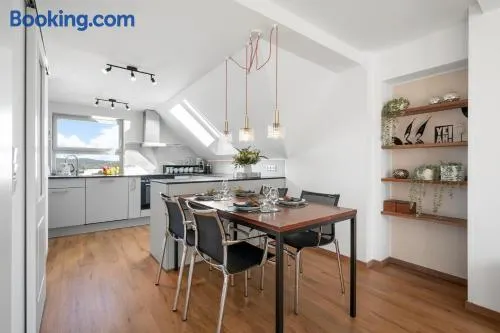 70 qm Design-Wohnung - 1,5 Bäder, Klimaanlage und Ausblick - Image 1