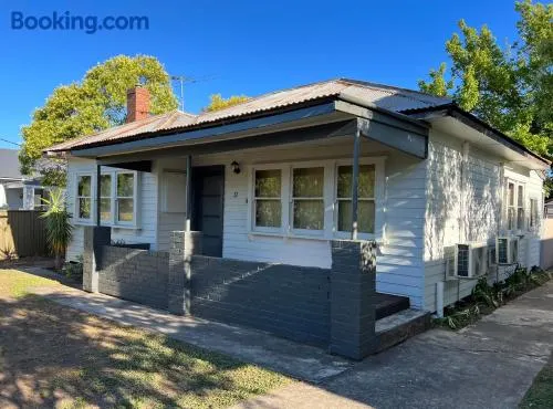 Nilmar Ave - Central Cozy 1950s Wodonga 3br Cottage - Image 1