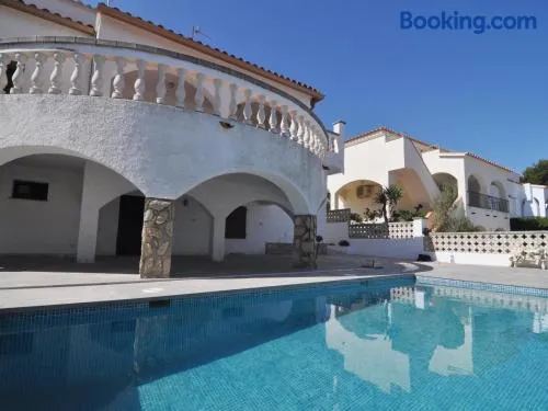 Casa Espaciosa con Gran Terraza y Piscina Privada en Zona Tranquila de L'Escala - HISP-7-4 - Image 1