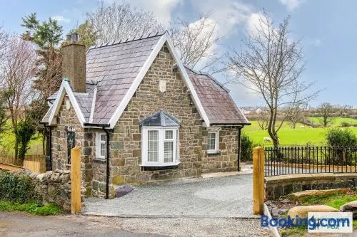 Katie's Cottage & Hot Tub - Snowdon 20mins drive - Image 1