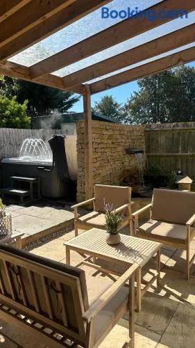 Entire Cotswolds barn retreat - Image 1