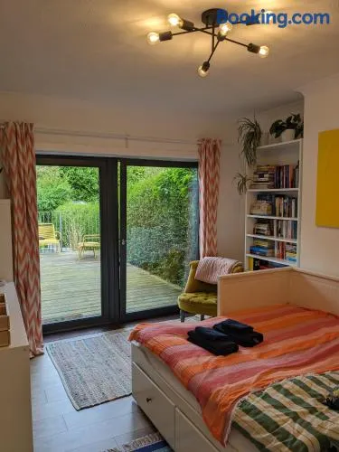 Private room with terrace and free parking - Image 1