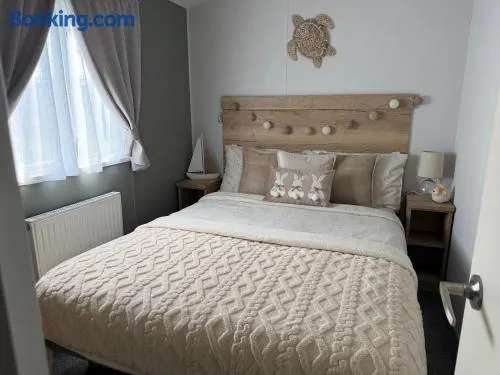 Big Boss Caravan-Camber Sands,Sleep 8, Free Wi-Fi, Netflix, Parking - Image 1